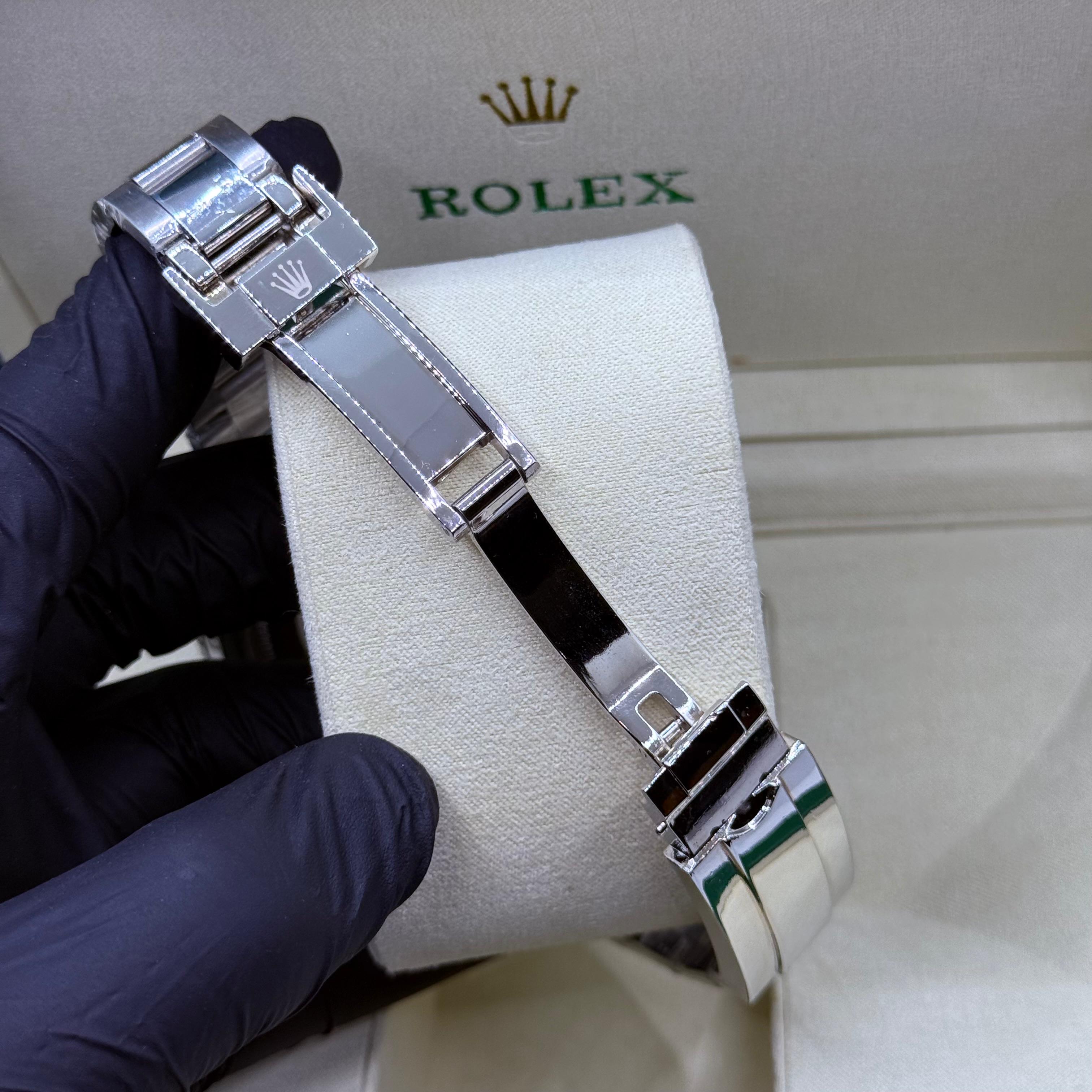 Rolex Submariner green rotating dial with master lock