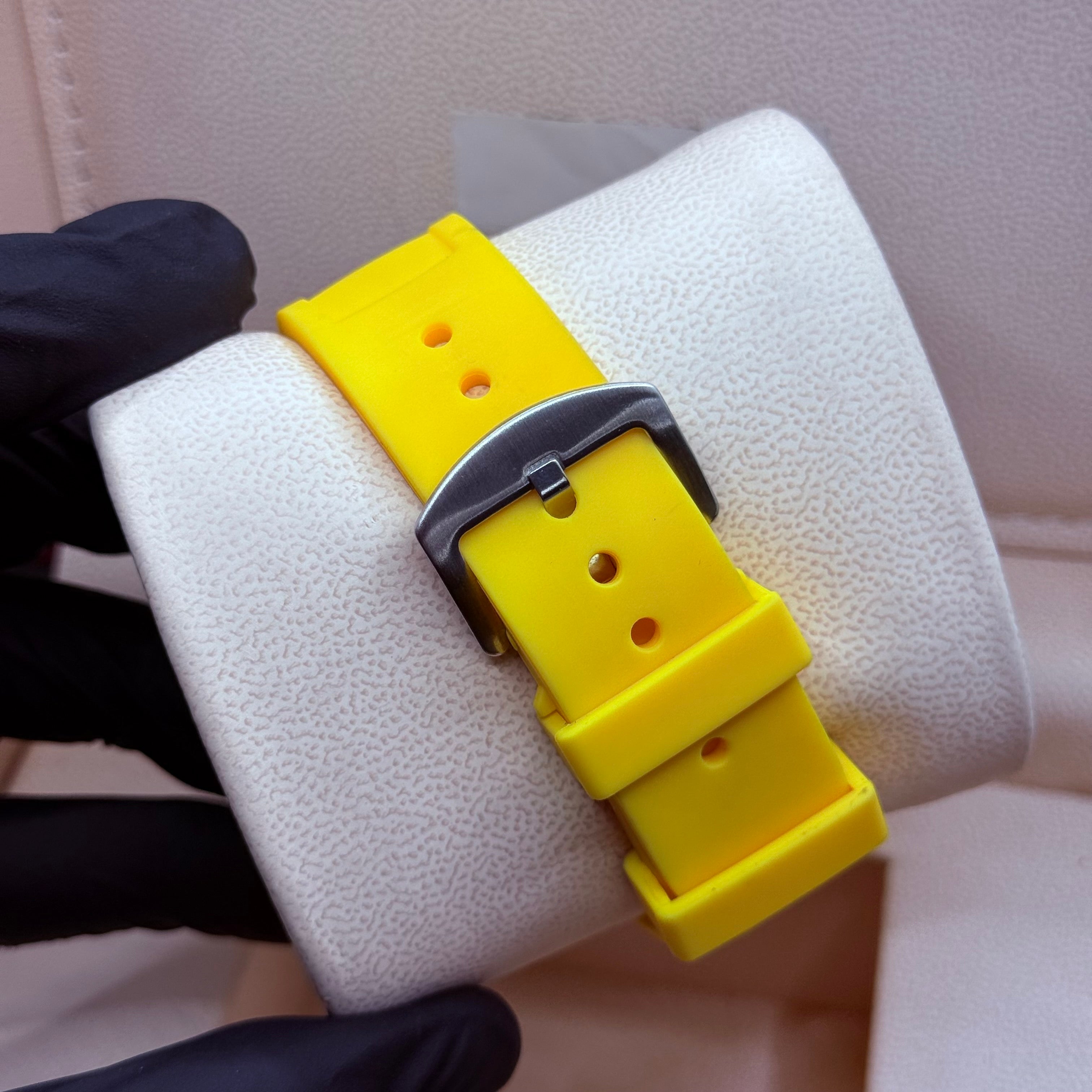 RM 088 white with yellow starp