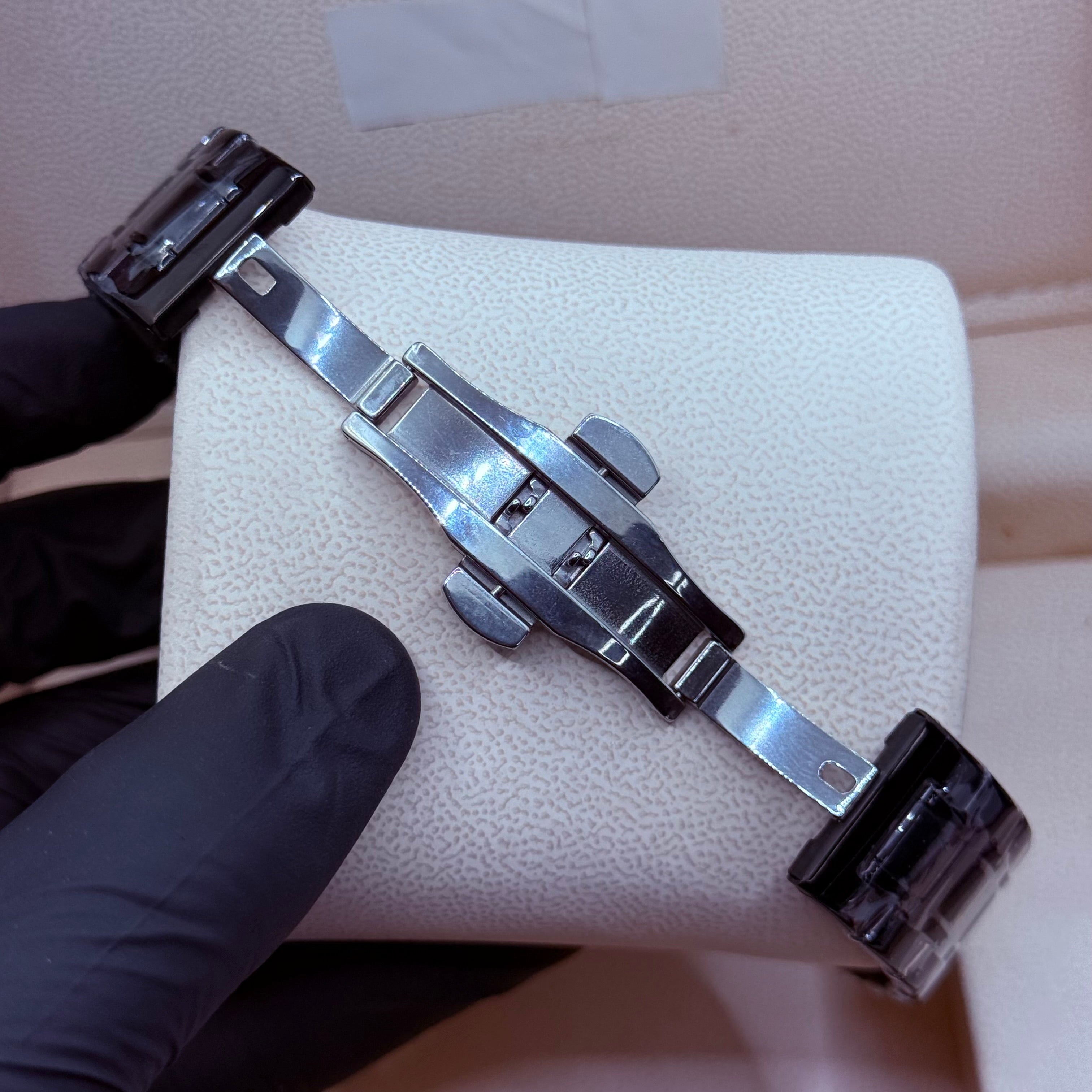 Ferrari wheel white with black chain